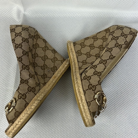 Gucci monogram peep toe horsebit wedge 38/ 8 - Picture 4 of 8